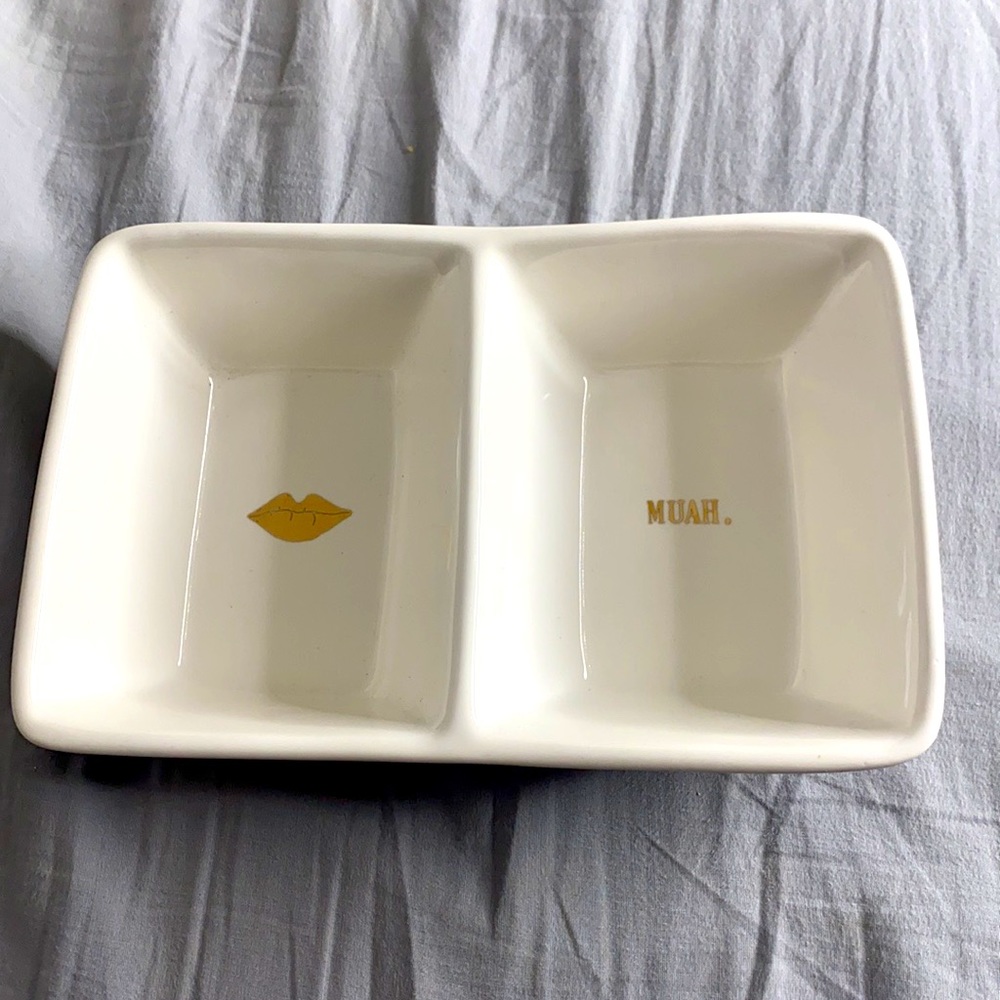 Rae Dunn Muah Kiss trinket holder dish 💋 😘 💋 💋💋✨✨✨